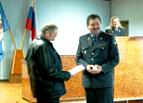 Начальник ОМВД России по Братскому району полковник полиции Олег Кияница вручает подарок