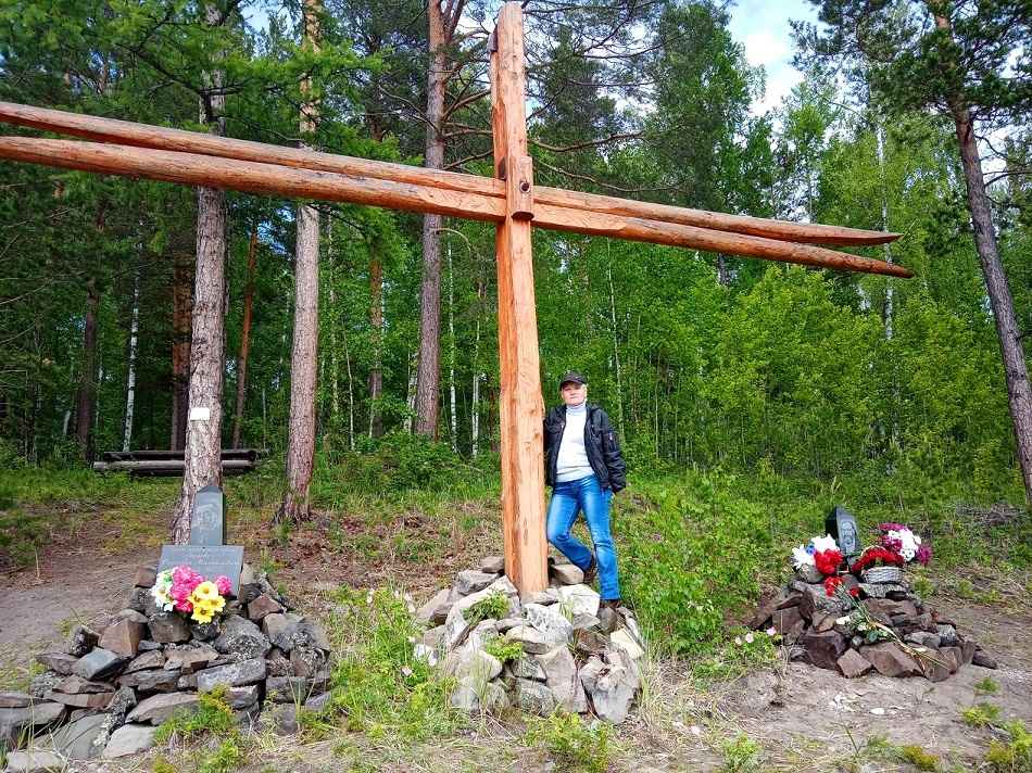 Памятный крест на могиле Леонова