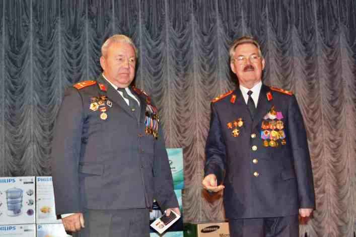 Награждение медалью «Ветеран МВД». На фото Снесарев и Янгиров