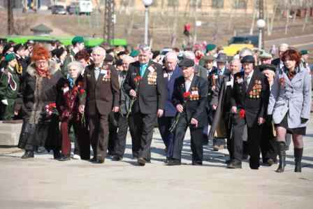 Идут ветераны к Мемореалу Славы в Братске