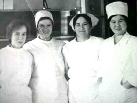 Повара больницы Братска (вторая слева - Черезова Ольга Степановна)