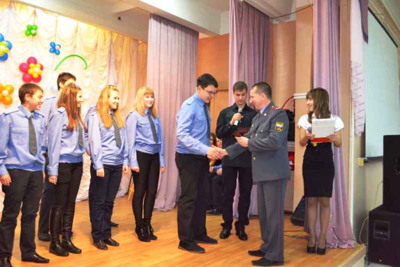лексей Шаповалов, начальник ОРЛС УМВД г.Братска вручает  удостоверения курсантам
