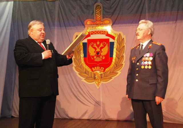 Награждение Янгирова Н.И. День ветерана МВД в Братске. Февраль 2011 года.