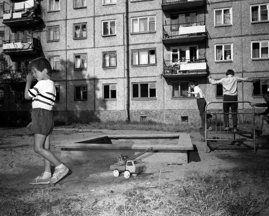 1989 год. Братск. Детская площадка во дворе многоквартирного дома