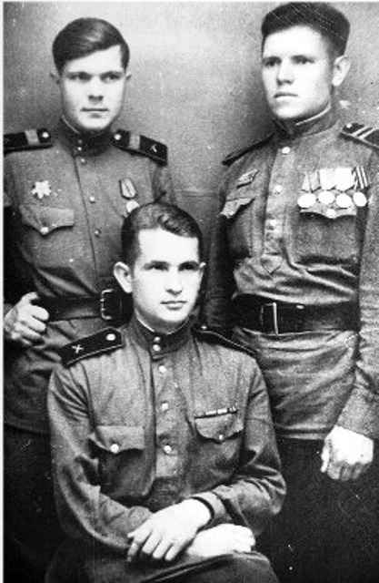 Разведчик Черемных И.З. (Братск). На фото 1947 года -слева