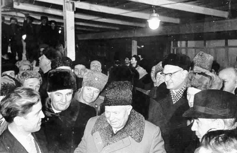 1961 г. 28 ноября. Н.С.Хрущев в машинном зале гидроузла Братской ГЭС. Фото Перк Н.И.