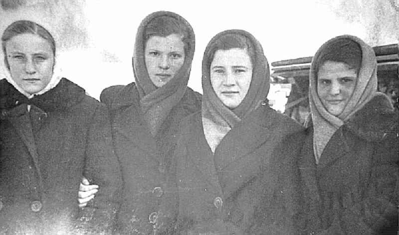 Сибирские девчата, крайняя слева — С.Н. Попова