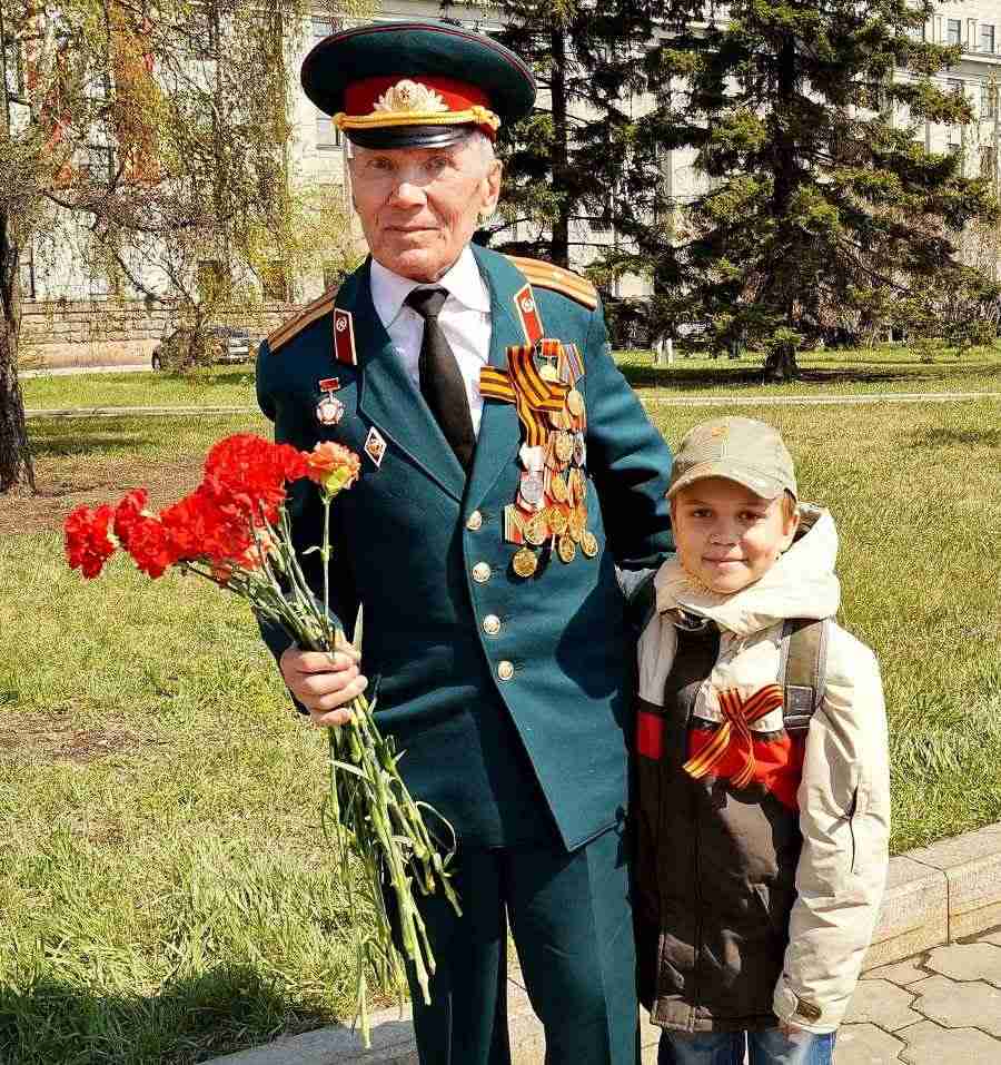 Степан Фёдорович Мишин с правнуком