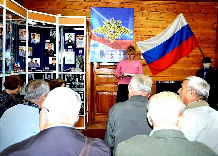 Директор музея политссылки выступает перед ветеранами ОВД Братска
