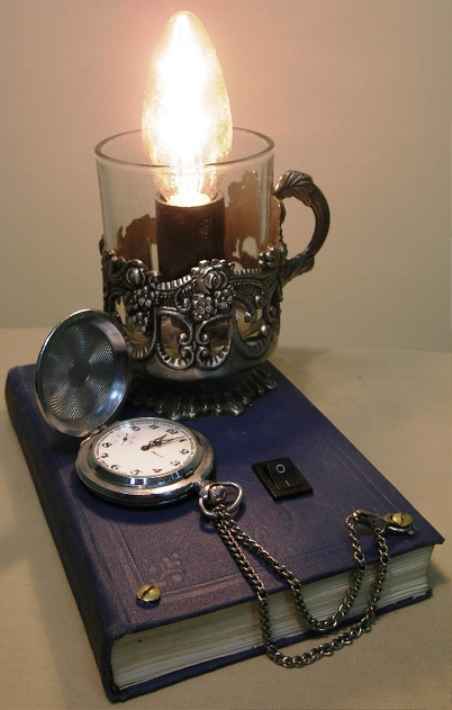 Прикроватная лампа-часы из книги и стакана