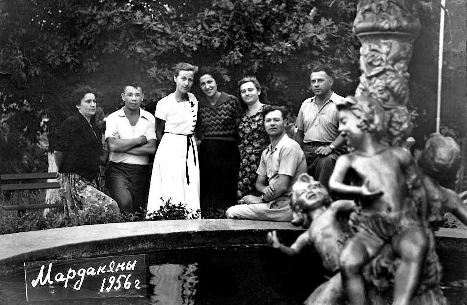 1956 г.Святослав Чайкин в окружении прекрасных дам. Марданяны