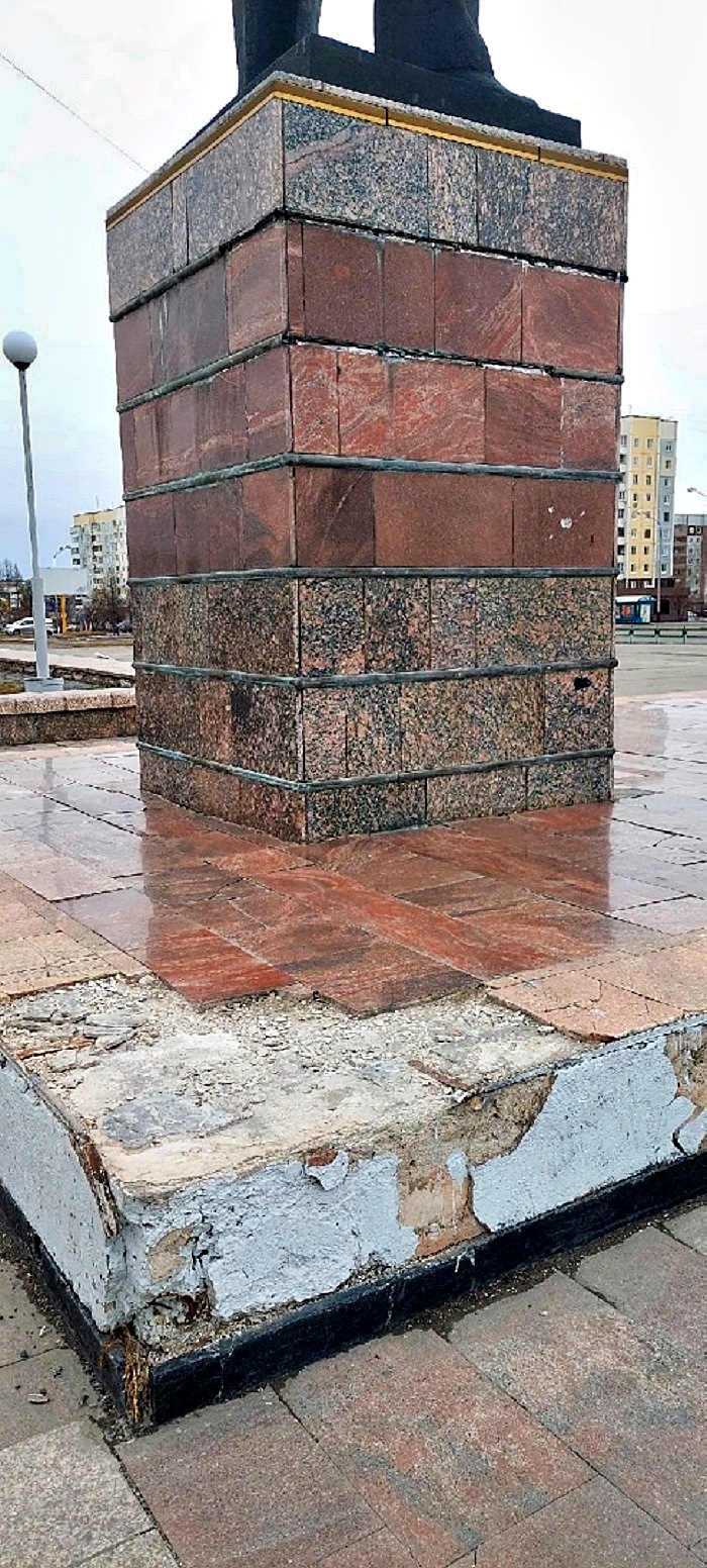Разбитая плитка на памятнике Ленину