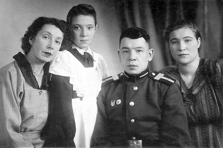 Портрет семьи в Ленинграде