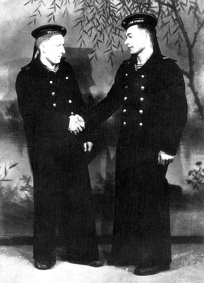 1949 год. Петров Александр Иванович с сослуживцем