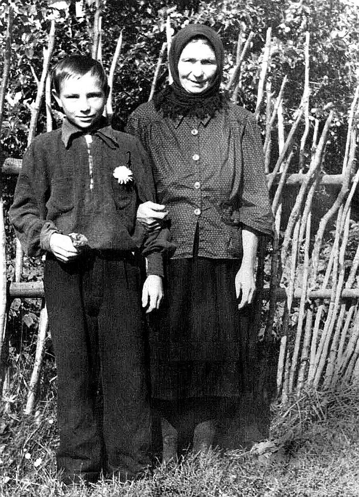 Петрова Мария Семёновна с сыном Николаем. Деревня Сивцево