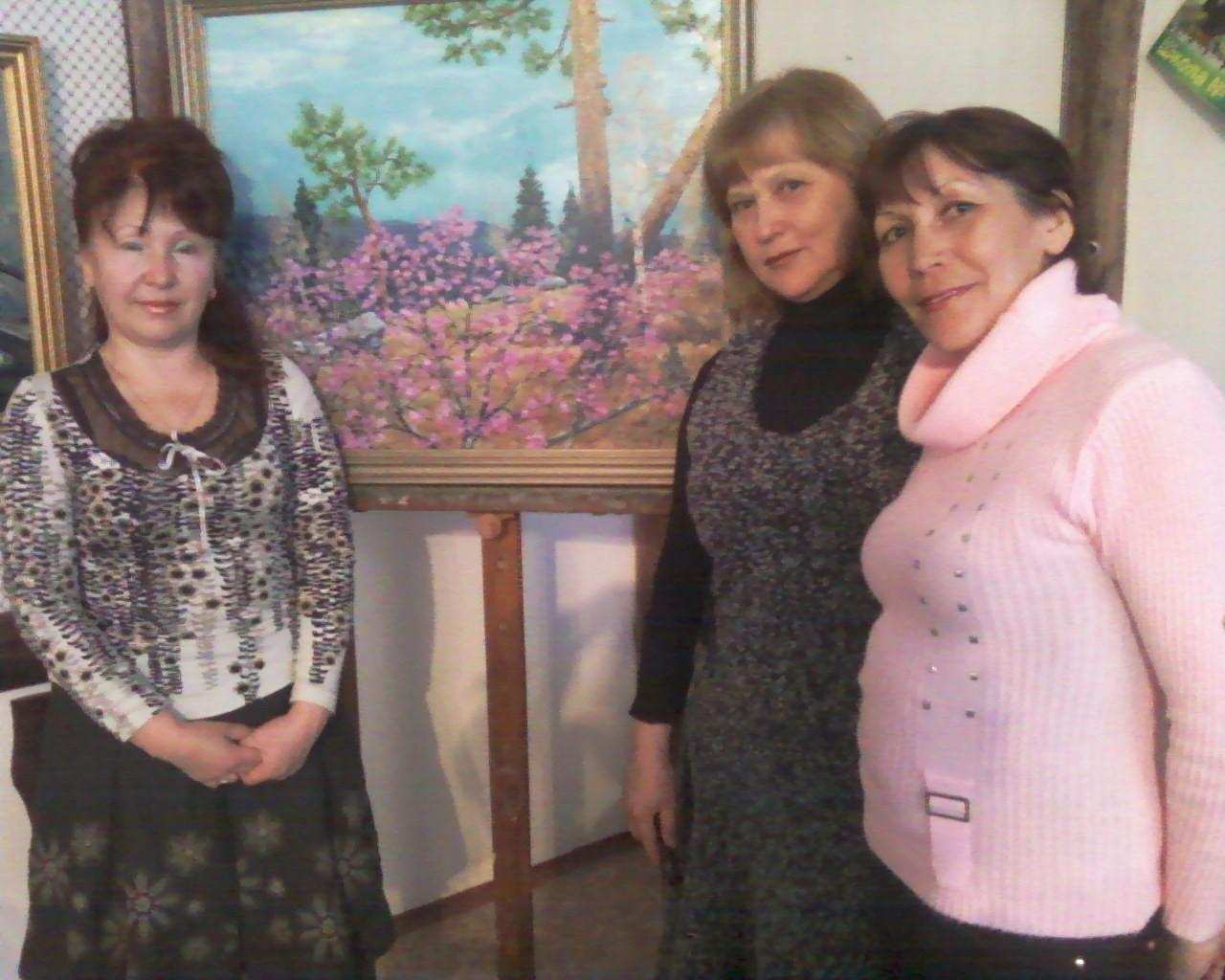 Н. Г. Ларионова с первыми посетителями выставки