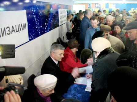 Bratsk-Public Hearing-V.Pigarev with those who did not get seats 